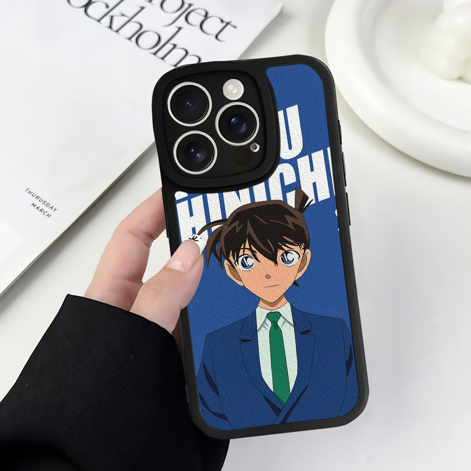 （画像用） 名探偵コナン Detective Conan 【iPhone 16シリーズ対応】シリコンスマホケース（レザー調） 材質：シリコン